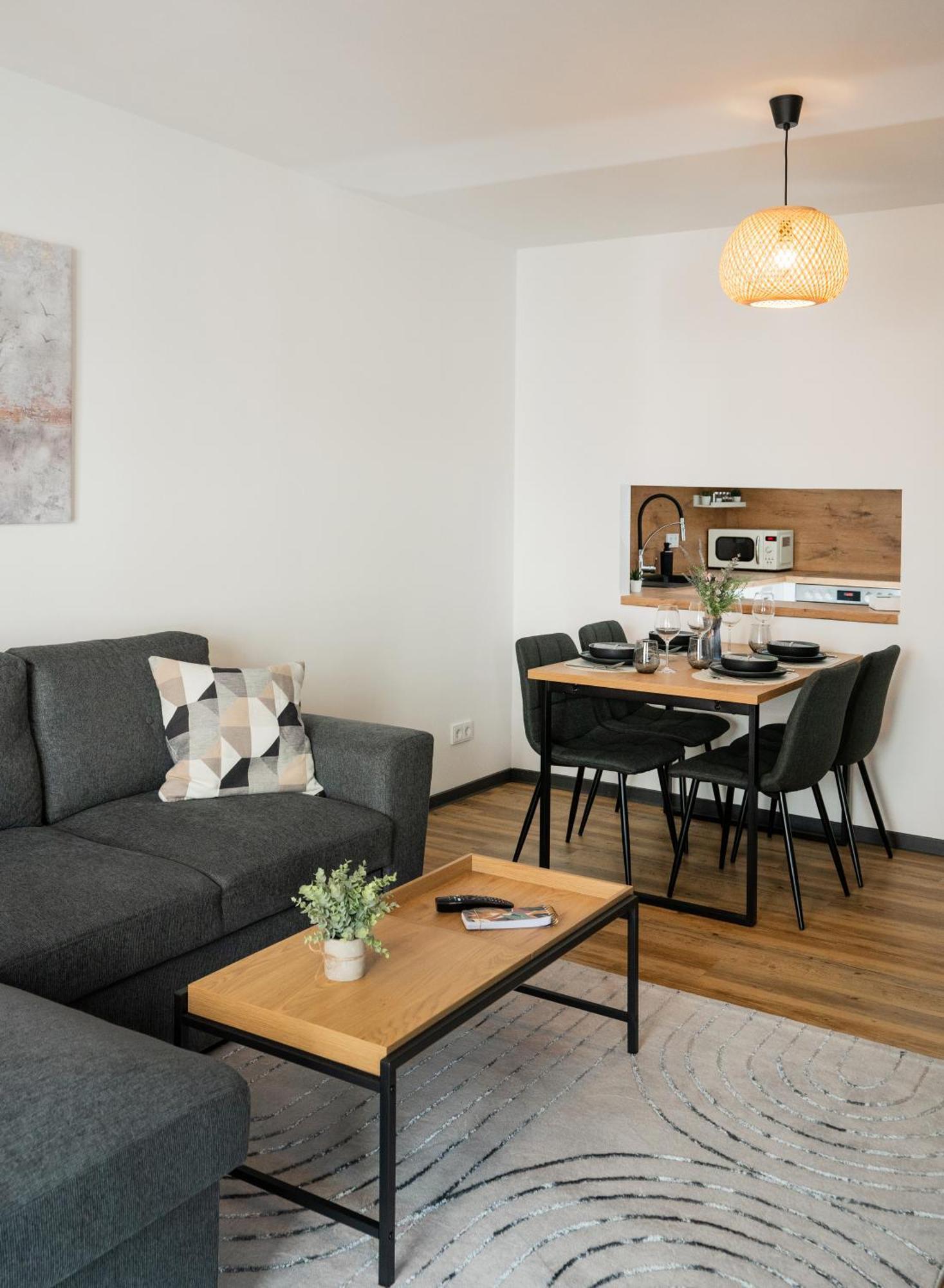 Reitz - Apartment I Zentrale Lage I Stellplatz I 55Qm I 2 Zimmer I Kueche I Bad I Terrasse Bad Hersfeld Exteriör bild